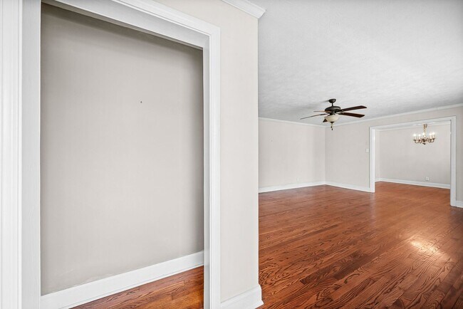 Building Photo - Renovated 3 Bedroom Pet Friendly Home For Rent!