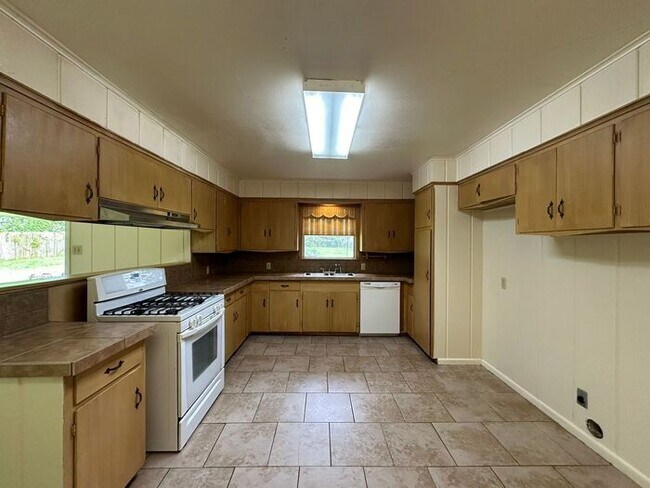 Building Photo - Available Now! Beautiful 3 Bed 2 Bath in t...