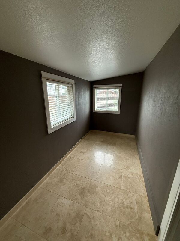 Building Photo - 1385 Emmons St NE