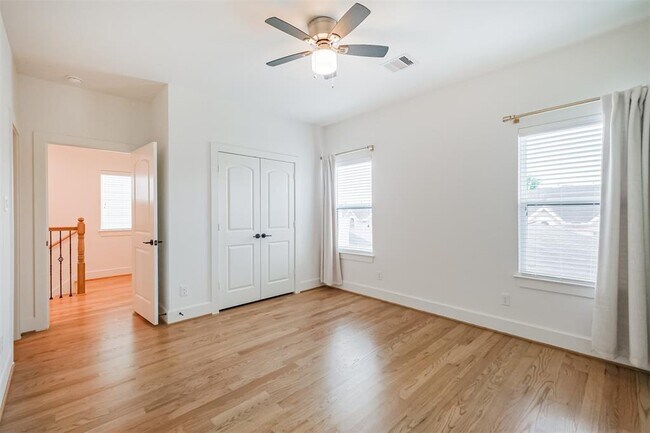 Building Photo - 918 W 25th St