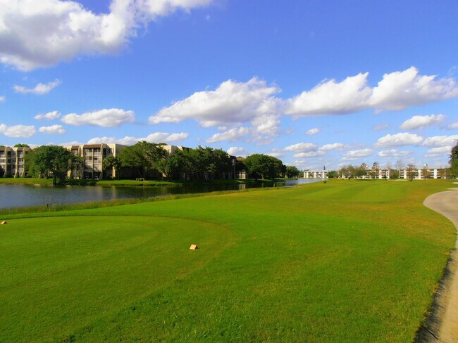 Building Photo - 1831 Sabal Palm Dr