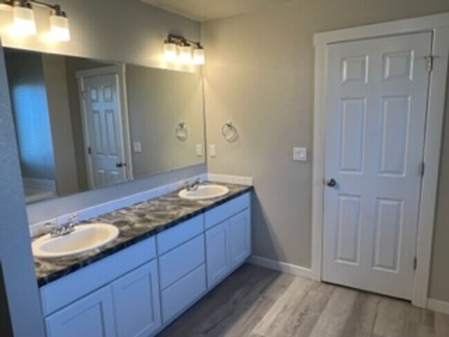 Building Photo - Great 4 bed 2.5 bath home with 2600 sq ft!  Kuna Home with lots of room just off N Ten Mile Rd an...