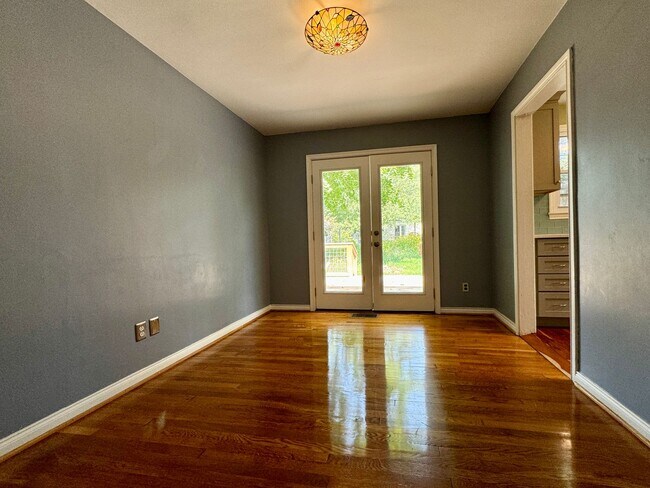 Building Photo - Quaint Cottage steps Away From VT Campus