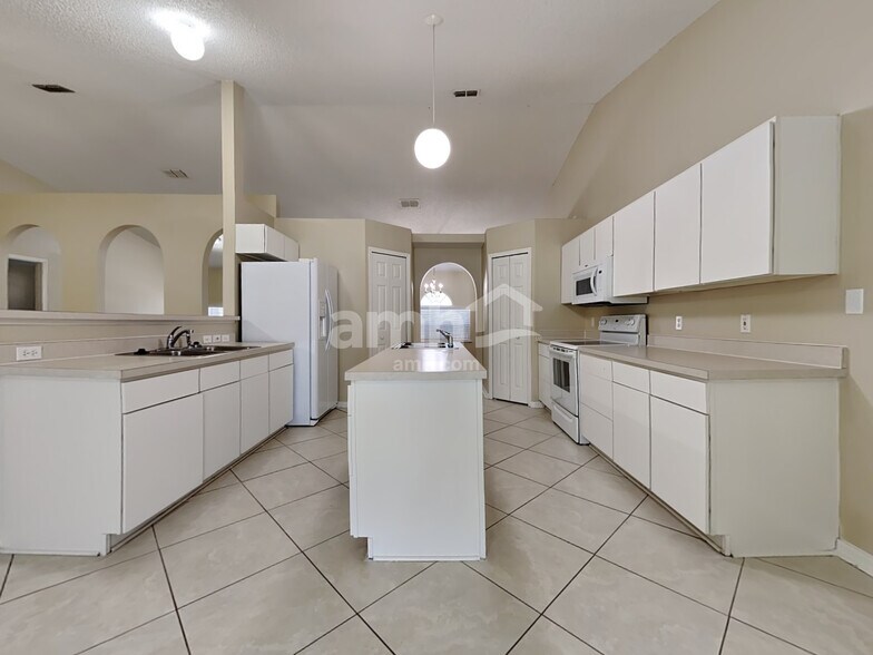 Building Photo - 12285 Hickory Forest Rd