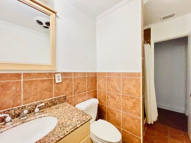 Building Photo - 1478 NE 56th St