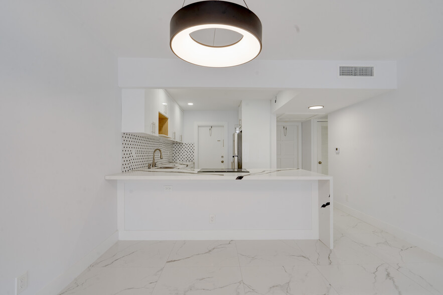 Building Photo - 3050 N Palm Aire Dr