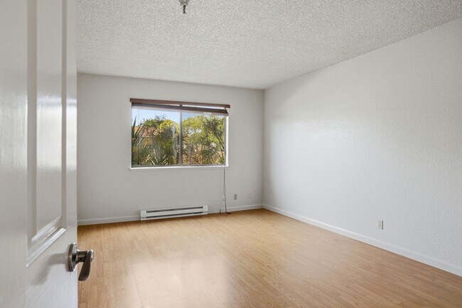 Building Photo - Gated Madonna Vista Community!