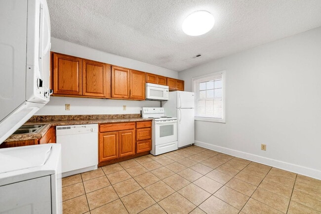 Building Photo - 1378 1/2 Indianola Ave