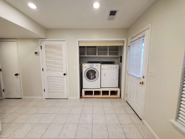Building Photo - "Charming 2-Bed Townhouse Retreat with Modern Comforts in Hendersonville!"