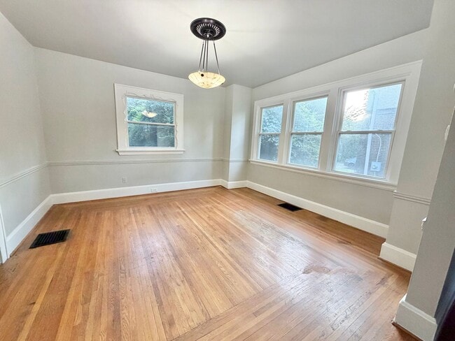 Building Photo - Great 3 bed home in Bond Hill!!
