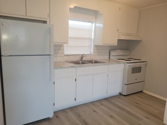 Building Photo - 2 Bedroom, 1 Bath