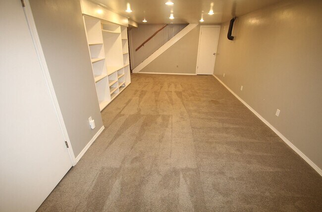 Building Photo - MOUNTLAKE TERRACE 3 BED, 2 BATH HOME FOR R...