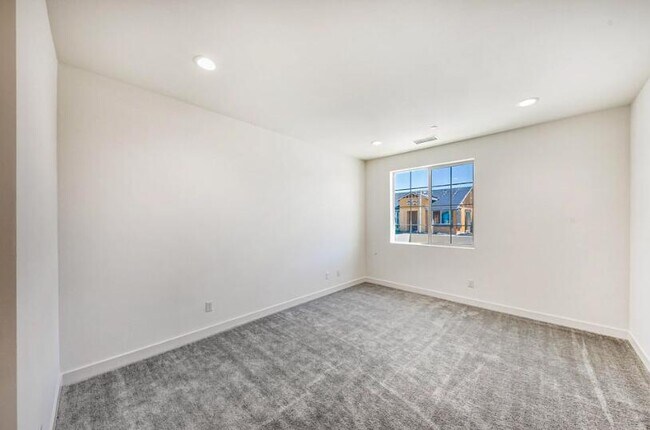 Building Photo - 80268 Whisper Rock Way