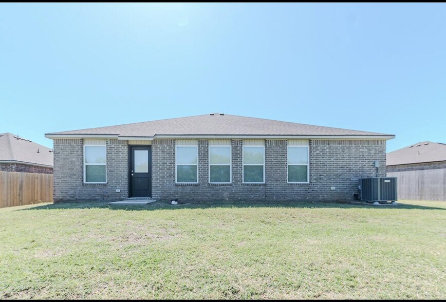Building Photo - 755 Foxtail Dr