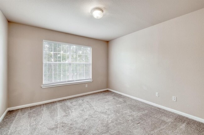 Building Photo - 211 Hanstrom Dr