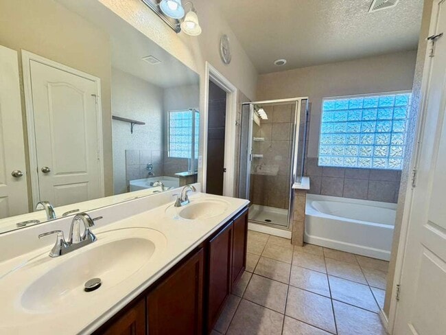 Building Photo - Discover Spacious One-Story Living in Mockingbird Heights!