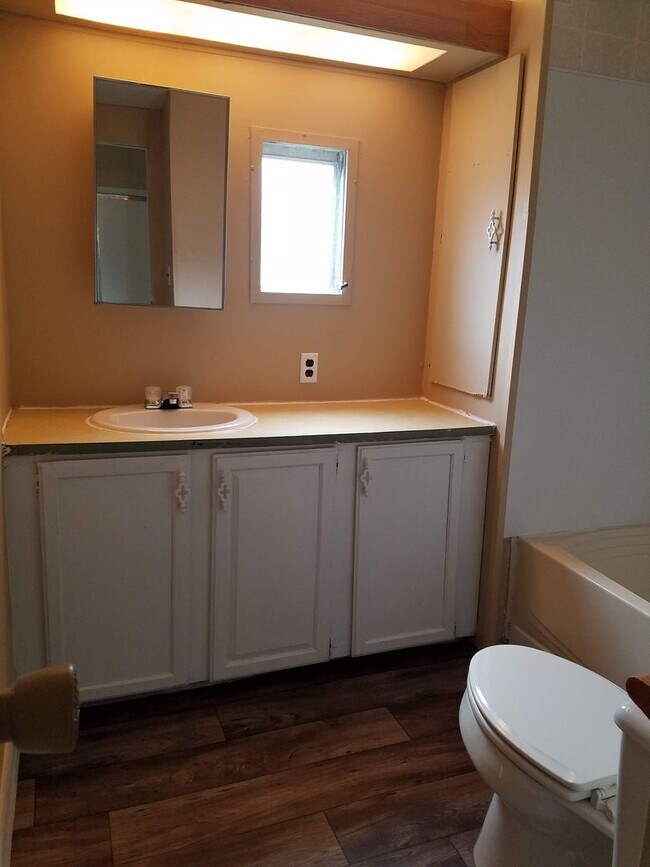 Building Photo - FRESHLY PAINTED AND NEW FLOORING! 2 Bed 1 Bath With Screened Porch