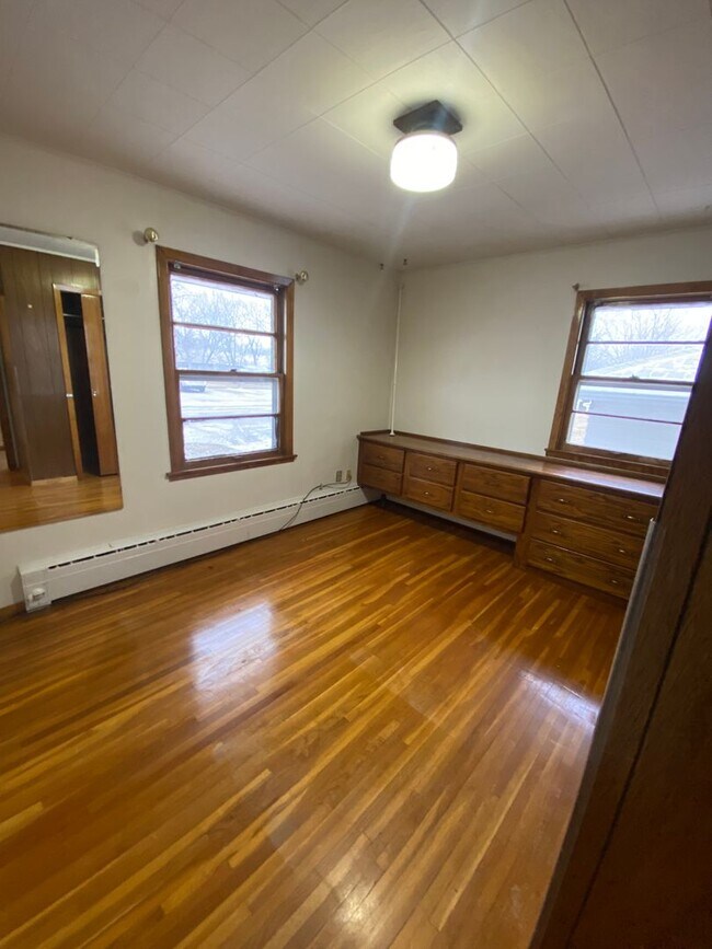 Building Photo - Cozy Home with Double Stall Garage