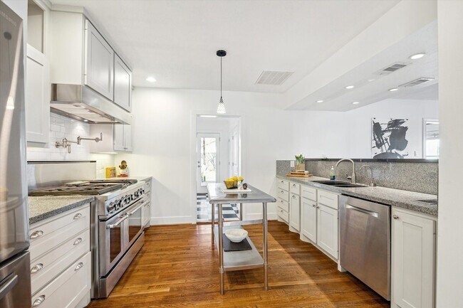 Building Photo - 2108 Branard St