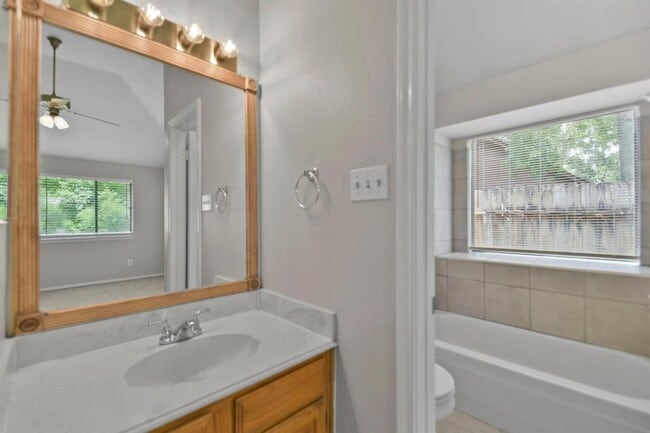 Building Photo - 2035 Woodhue Dr