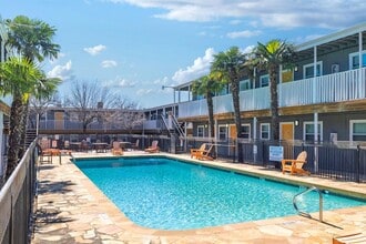 Building Photo - 2401 Manor Rd