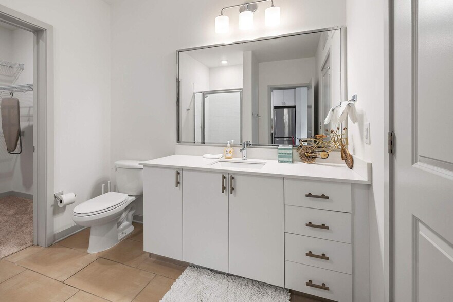 Building Photo - 633 E Main St