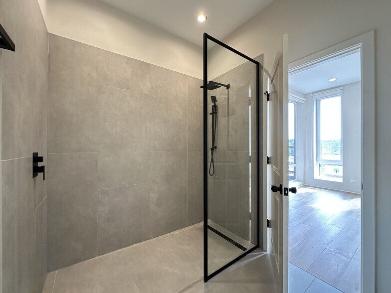 Building Photo - 3215 N Narragansett Ave