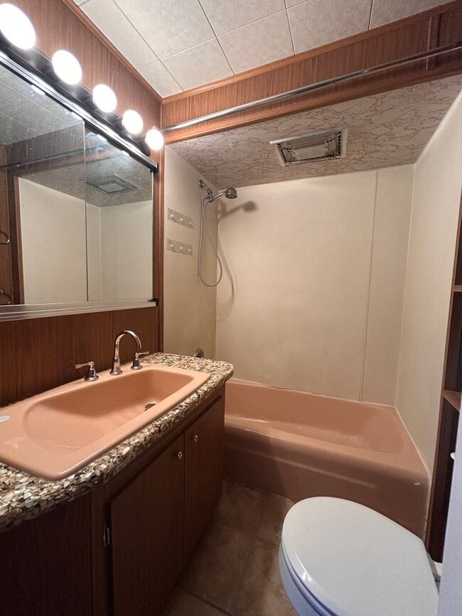 Building Photo - 214 S School Ln