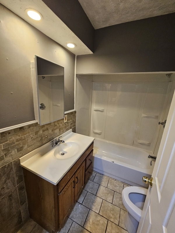 Building Photo - 440 E 115th St