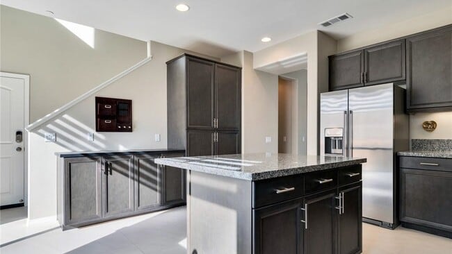 Building Photo - 4959 Camarillo Ln