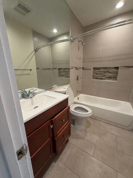 Building Photo - 602 W 87th St