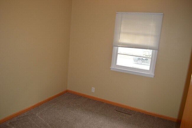 Building Photo - 1110 S Shore Dr