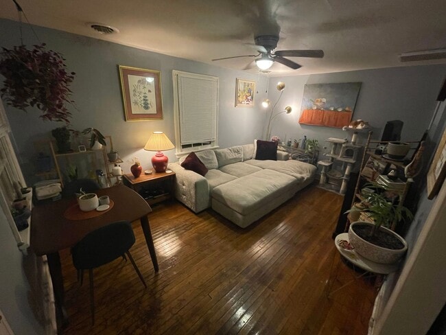 Building Photo - 2 bed house w Laundry, All electric, central HVAC, fenced yard, hardwoods