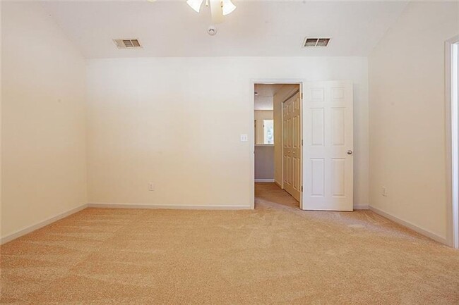 Building Photo - Spacious townhome minutes from Midtown Atl...