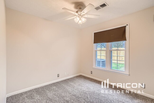 Building Photo - 106 Agee Cir E
