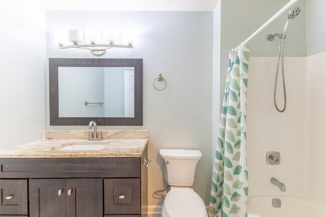 Building Photo - Spacious & Stylish 3-Bedroom Townhome in S...