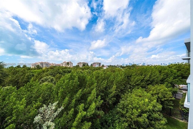 Building Photo - 100 South Pointe Dr