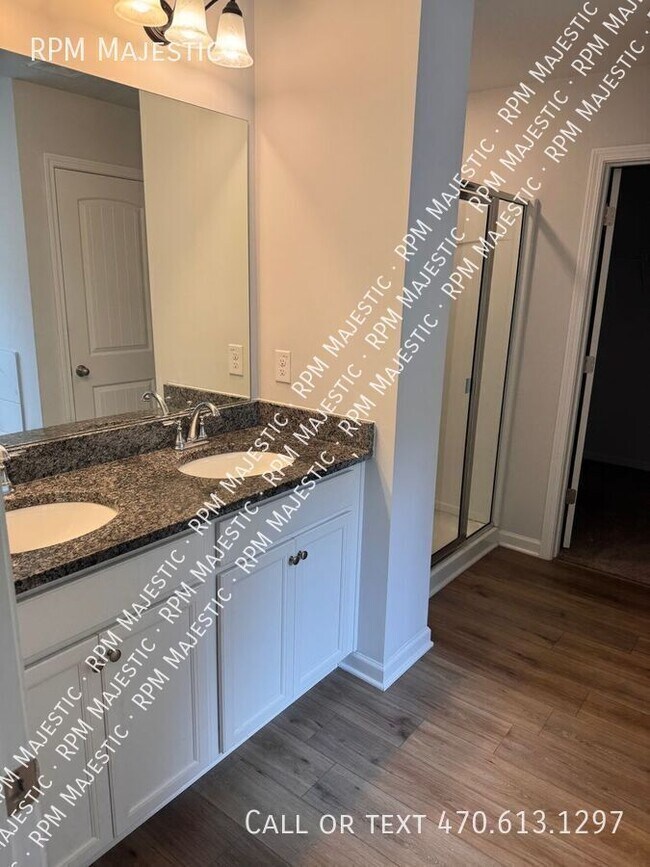 Building Photo - 925 Lakehaven Ln