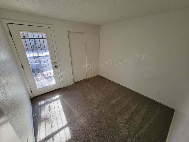 Building Photo - *1/2 OFF 1ST MONTH'S RENT PROMO* 3 BR Townhome- Wonderful Privacy Deck in Beaverton with 1 Car Ga...