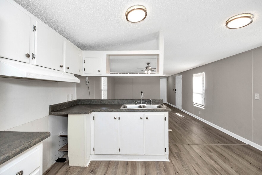 Building Photo - 415 W Limestone Rd