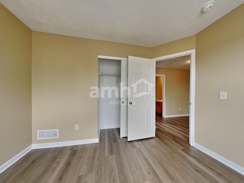 Building Photo - 135 Easton Manor Dr