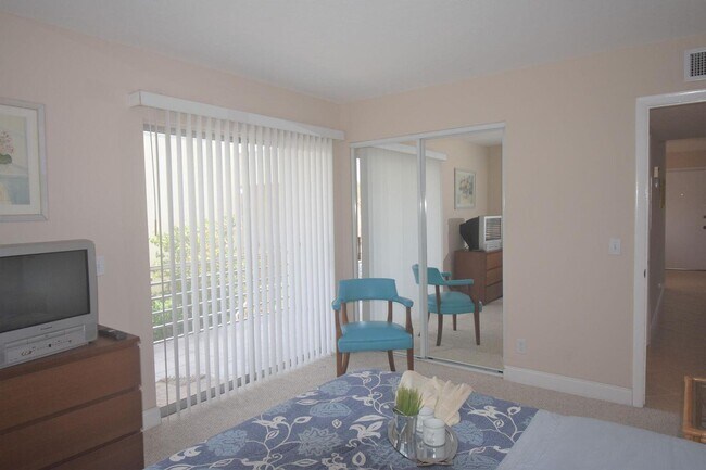 Building Photo - 715 Normandy Ln