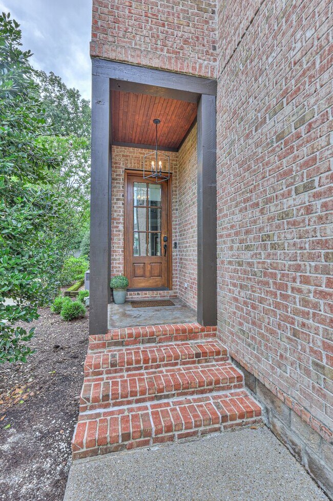 Building Photo - Stunning Executive Townhome in the Heart o...