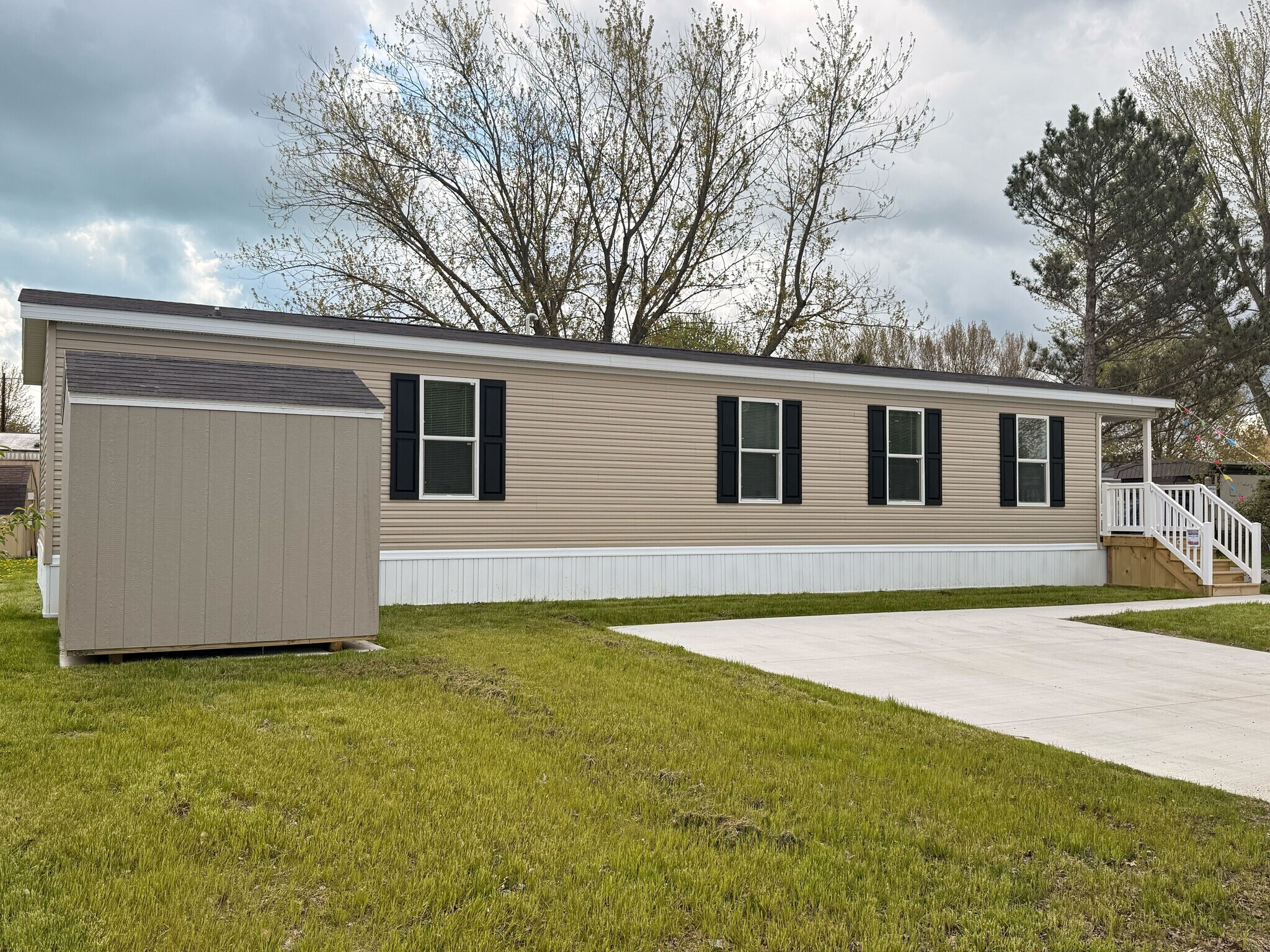 Building Photo - 29909 Flushing Dr
