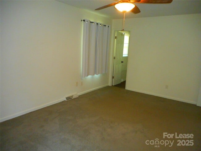 Building Photo - 733 Catawba Cir N