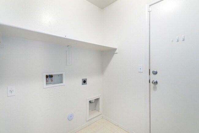 Building Photo - 3-Bedroom Home in The Villages at Queen Cr...