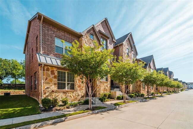 Building Photo - 2745 Troutt Dr