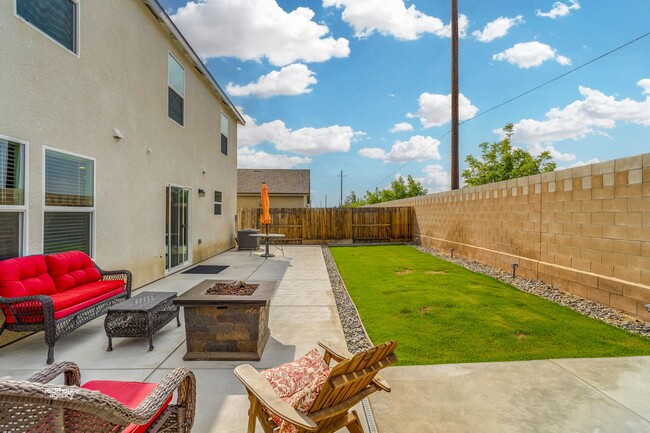 Building Photo - Multi-Generational Home!