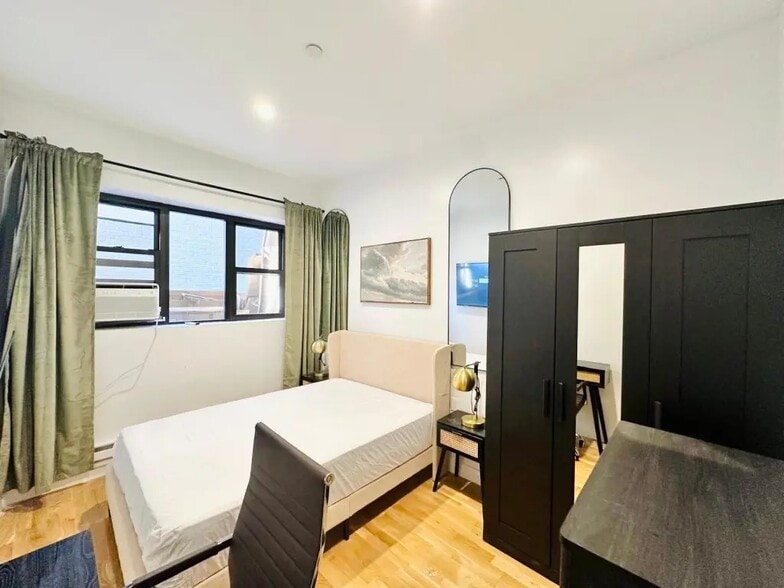 Building Photo - Furnished room/NOT APARTMENT