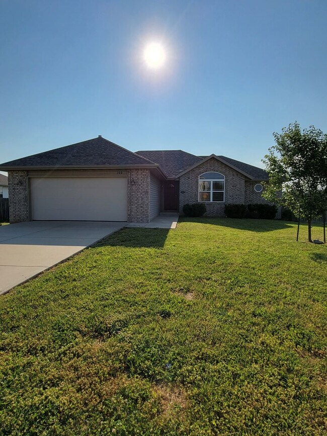 Building Photo - Beautiful & Spacious 3 Bedroom, 2 Bathroom...